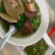 เมนูของร้าน ก๋วยจั๊บหมูกรอบ หลีเจ็กตง ซอยเฉลิมพระเกียรติ 35