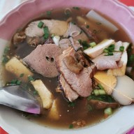 เมนูของร้าน ก๋วยจั๊บหน้าวัดมหาธาตุ