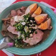 เมนูของร้าน ก๋วยจั๊บหน้าวัดมหาธาตุ