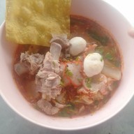 ออบะหมี่เกี๊ยวหมูแดงหมูกรอบ