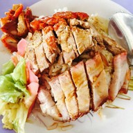 ออบะหมี่เกี๊ยวหมูแดงหมูกรอบ