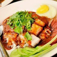 ออบะหมี่เกี๊ยวหมูแดงหมูกรอบ