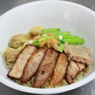 ออบะหมี่เกี๊ยวหมูแดงหมูกรอบ