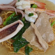 หนึ่งราดหน้ายอดผักท่านเทพ ร่มเกล้า