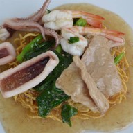 หนึ่งราดหน้ายอดผักท่านเทพ ร่มเกล้า