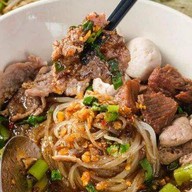 เลิศรส ก๋วยเตี๋ยวไก่ตุ๋นมะระ หมูตุ๋นยาจีน