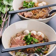 เลิศรส ก๋วยเตี๋ยวไก่ตุ๋นมะระ หมูตุ๋นยาจีน