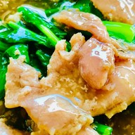 ราดหน้ายอดผักเอ็มไพร์ ตร. ซอยทรายทอง 20 ถนนติวานนท์ ตำบลท่าทราย อำเภอเมือง นนทบุรี