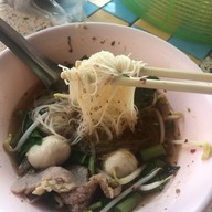 เมนูของร้าน ก๋วยเตี๋ยวเรือเจ๊นา