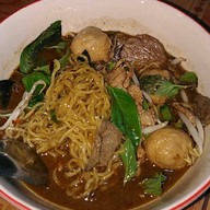 เมนูของร้าน ก๋วยเตี๋ยวเรือหมูตุ๋นรสเด็ด อัอมใหญ่ ในซอยตองห้า