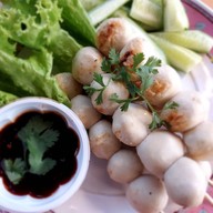 ลูกชิ้นปิ้งย่าง(เอ๋ปิ้งย่าง)