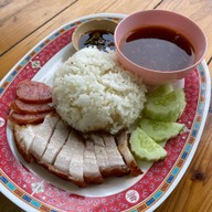 ชายสี่บะหมี่เกี๊ยว ปากทางสีคิ้ว