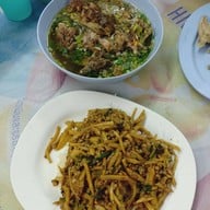 เมนูของร้าน ป้าน้อยซุปกระดูก ก๋วยเตี๋ยวและอาหารตามสั่ง