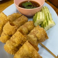 ชายสี่บะหมี่เกี๊ยว ปากทางสีคิ้ว