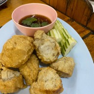 ชายสี่บะหมี่เกี๊ยว ปากทางสีคิ้ว