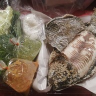 ร้านปลาเผา 6 โมงเย็น (Raan Pla Phao 6 Mong Yen) - ตลาดเซฟวัน
