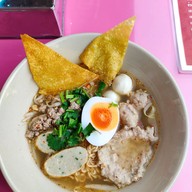 เมนูของร้าน 8 มีนา ก๋วยเตี๋ยวต้มยำหมูเด้ง เย็นตาโฟ
