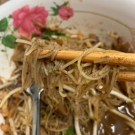 เมนูของร้าน ก๋วยเตี๋ยวเรือรสเจ็บปวด <ราชาก๋วยเตี๋ยวเรือ> สาขา 4 (จงศิริ) ก๋วยเตี๋ยวเรืออยุธยายาวนานกว่า 20 ปี ข้าวกะเพราพริกแห้ง เย็นตาโฟกุ้งทอดเยาวราช ก๋วยเตี๋ยวหมูต้มยำน้ำใส ก๋วยเตี๋ยวเรือ/กะเพรา/เตี๋ยวคลุก/ตามสั่ง/เย็นตาโฟ/ก๋วยเตี๋ยวหมูต้มยำน้ำใส