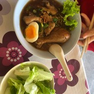 เจ๊พร ปลาหมึกย่าง หน้านครสโตร์ ท่ารั้ว