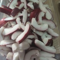 แซลม่อนซาซิมิ ชมพู่มะเหมี่ยว  ทุเรียน ข้าวเหนียวมะม่วง ต้มเลือดหมู ขนมปังหน้าหมู ข้าว ก๋วยเตี๋ยว อาห