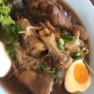 เจ๊พร ปลาหมึกย่าง หน้านครสโตร์ ท่ารั้ว