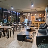 บรรยากาศ Guitar Cafe [Sawang Daen Din]