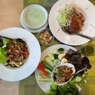 Salada Organic Kitchen บี ดี เอ็ม เอส เวลเนสเซ็นเตอร์ ปาร์คนายเลิศ