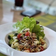 Salada Organic Kitchen บี ดี เอ็ม เอส เวลเนสเซ็นเตอร์ ปาร์คนายเลิศ