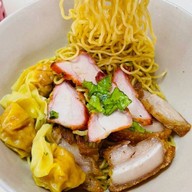 บะหมี่หมูแดงทำเองเส้นสด ตาสาทหน้าวัดน้อย