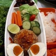 ตามสั่ง ยำแซบอินเตอร์ อาหารเช้า ไข่กะทะ ชาไข่มุกbyครัวคุณตู่ ตามสั่ง ยำ จีบ เปา ชาไต้หวัน -