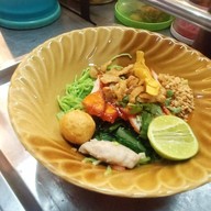 เมนูของร้าน บะหมี่เกี๊ยว ร้านลุงเจียม ตลาดเวิ้งบางพระ