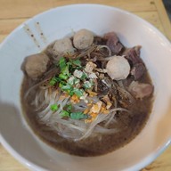 เมนูของร้าน เลิศรส ก๋วยเตี๋ยวไก่ตุ๋นมะระ หมูตุ๋นยาจีน