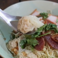 บะหมี่เกี๊ยวหมูแดงหมูกรอบ อิสรภาพ