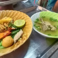 เมนูของร้าน บะหมี่เกี๊ยว ร้านลุงเจียม ตลาดเวิ้งบางพระ