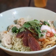 บะหมี่เกี๊ยวหมูแดงหมูกรอบ อิสรภาพ