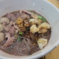 เมนูของร้าน เลิศรส ก๋วยเตี๋ยวไก่ตุ๋นมะระ หมูตุ๋นยาจีน