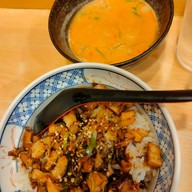 เมนูของร้าน โทมาโตนู้ดเดิ้ล ซอยธนิยะ