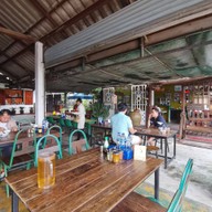 บรรยากาศ ครัวยายรูญ