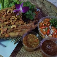 ครัวรุ่งโรจน์ ปูไข่ดอง กุ้งดองน้ำปลากวน
