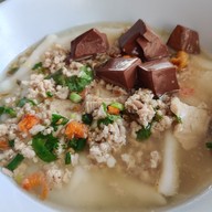 เมนูของร้าน ก๋วยจั๊บป้าต้อย (ข้างบ่อน้ำ)