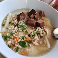 เมนูของร้าน ก๋วยจั๊บป้าต้อย (ข้างบ่อน้ำ)