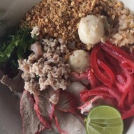 ก๋วยเตี๋ยวดู๋ดี๋ ชักธงชัยบรมไตรฯ วัดจันทร์