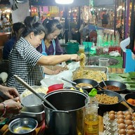 ผัดไทครูแอ๊ด ตลาดเลียบรถไฟบางปะอิน