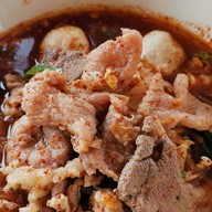 ก๋วยเตี๋ยวดู๋ดี๋ ชักธงชัยบรมไตรฯ วัดจันทร์