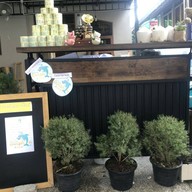 หน้าร้าน Dolphin ice ชงชา กาแฟ