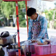 ลูกชิ้นลุงเลื่อน สูตรเด็ด สี่เเยกวัดมงคลเศรษฐี