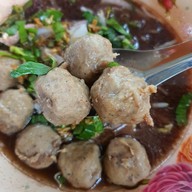 เมนูของร้าน ลูกชิ้นวังชะโอน ตลาดร่มรื่น