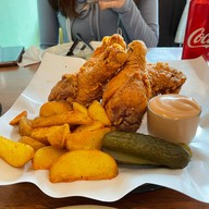 เมนูของร้าน Henryfry Fried Chicken ไก่ทอด เจริญกรุง