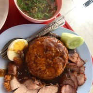 เมนูของร้าน ก๋วยจั๊บน้ำข้นและข้าวหมูกรอบ อนุสาวรีย์ 3 กษัตริย์
