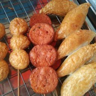 อารีย์ดัง ลูกชิ้นทอด